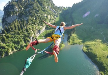 ayx|亨德森深情缅怀，进球后致敬若塔经典庆祝，足球场上的永恒情谊