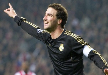 爱游戏体育_索兰克深情献进球，路飞式庆祝为孕妻点燃激情之夜