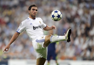 【爱游戏体育】火爆对决！圣保利迎战汉堡，德甲周五焦点战，攻防博弈谁主沉浮？