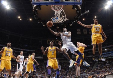 ayx_湖人官方宣布，詹姆斯与东契奇联手出战明日洛城德比，巨星对决点燃全城期待