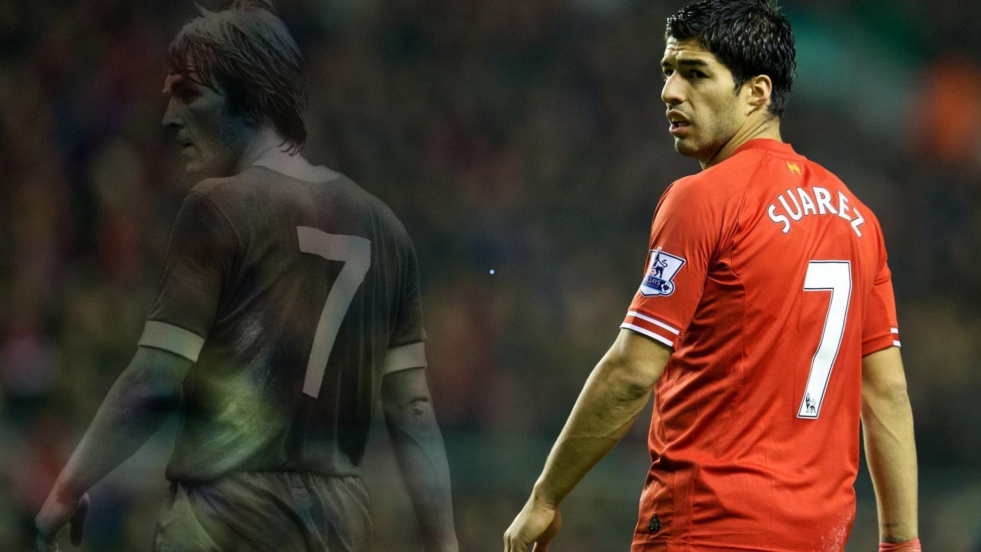 绿茵场机智一幕,李昊发球受扰踢臀反制,越南前锋干扰行为遭黄牌警示